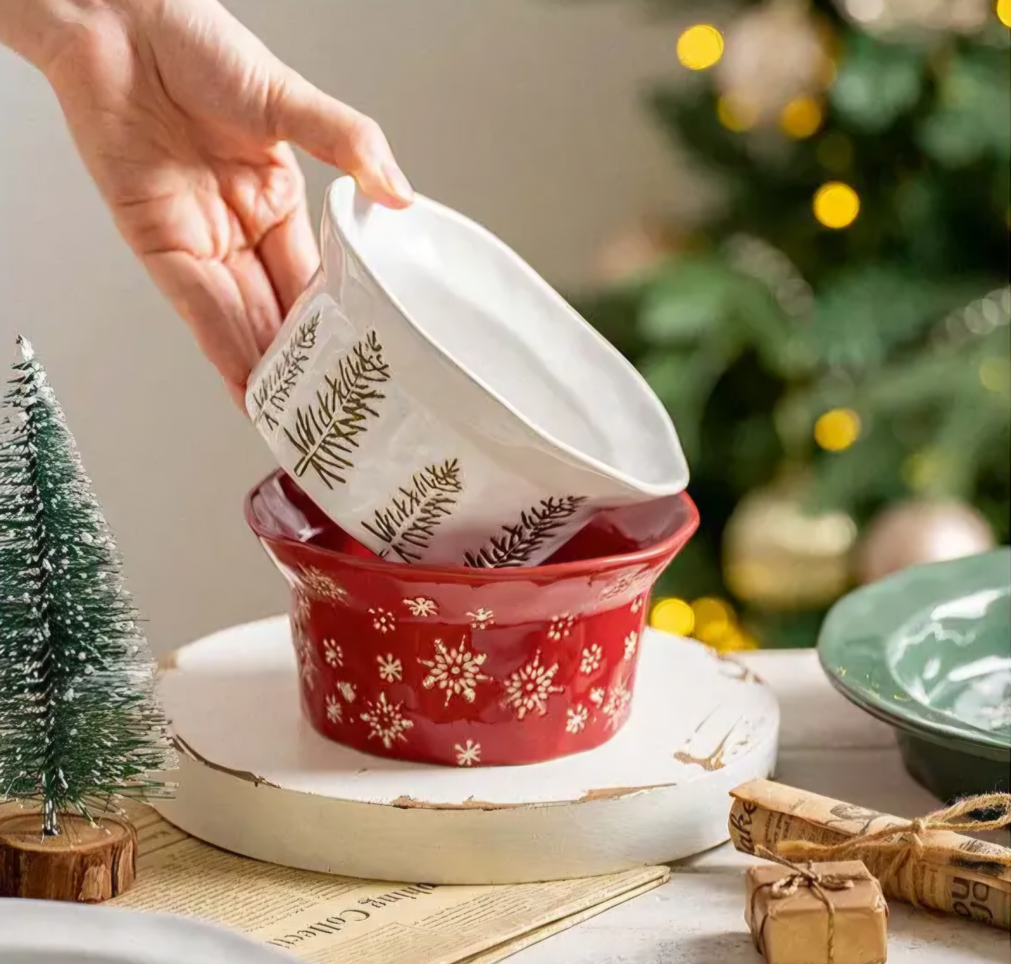 Christmas Mistletoe Bowl ~ Cherry Red 14cm