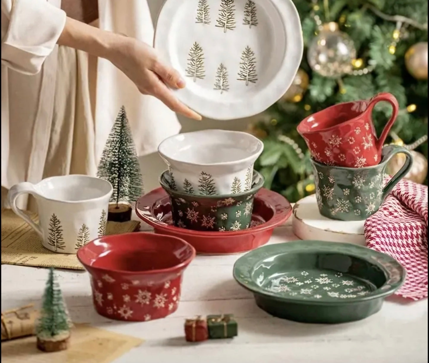 Christmas Mistletoe Bowl ~ Cherry Red 14cm